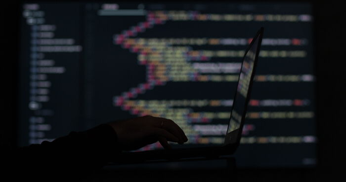 Bildet kan inneholde: hånd, gest, font, personlig datamaskin, gadget.