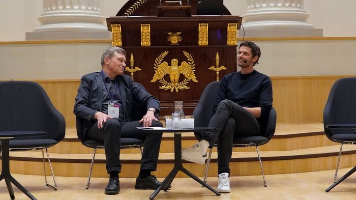 Foto av Peter Sarlin i en såkalt "fireside chat" 