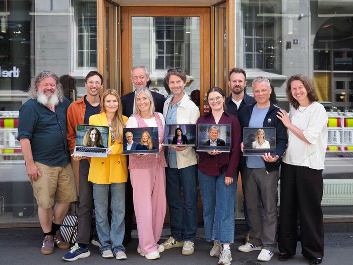 15 AI experts gathered, some present on screen.