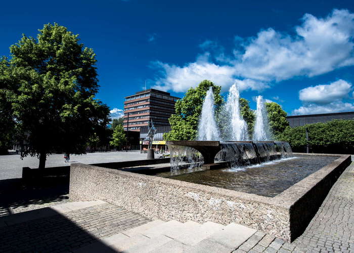 Photo of Fredrikke-plassen at UiO, a communal square with a large fountain