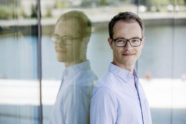 Bildet kan inneholde: briller, synsomsorg, smil, briller, kjole skjorte.