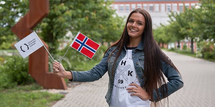 Bildet kan inneholde: smil, erme, gest, tre, gress.