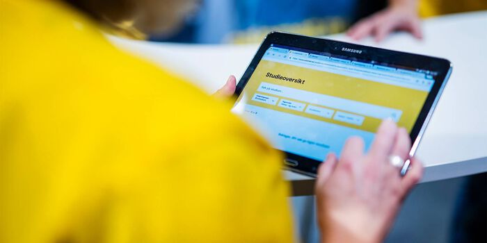 Bildet kan inneholde: gul, gest, kommunikasjonsenhet, finger, duppeditt.