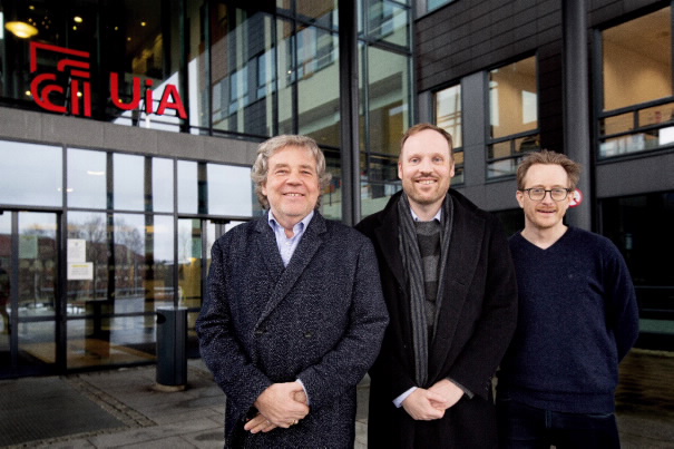 Bildet kan inneholde: vindu, smil, erme, kjole skjorte, halsbånd.