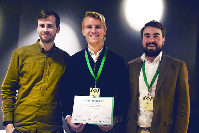 Bildet kan inneholde: smil, erme, halsbånd, begivenhet, teknologi.
