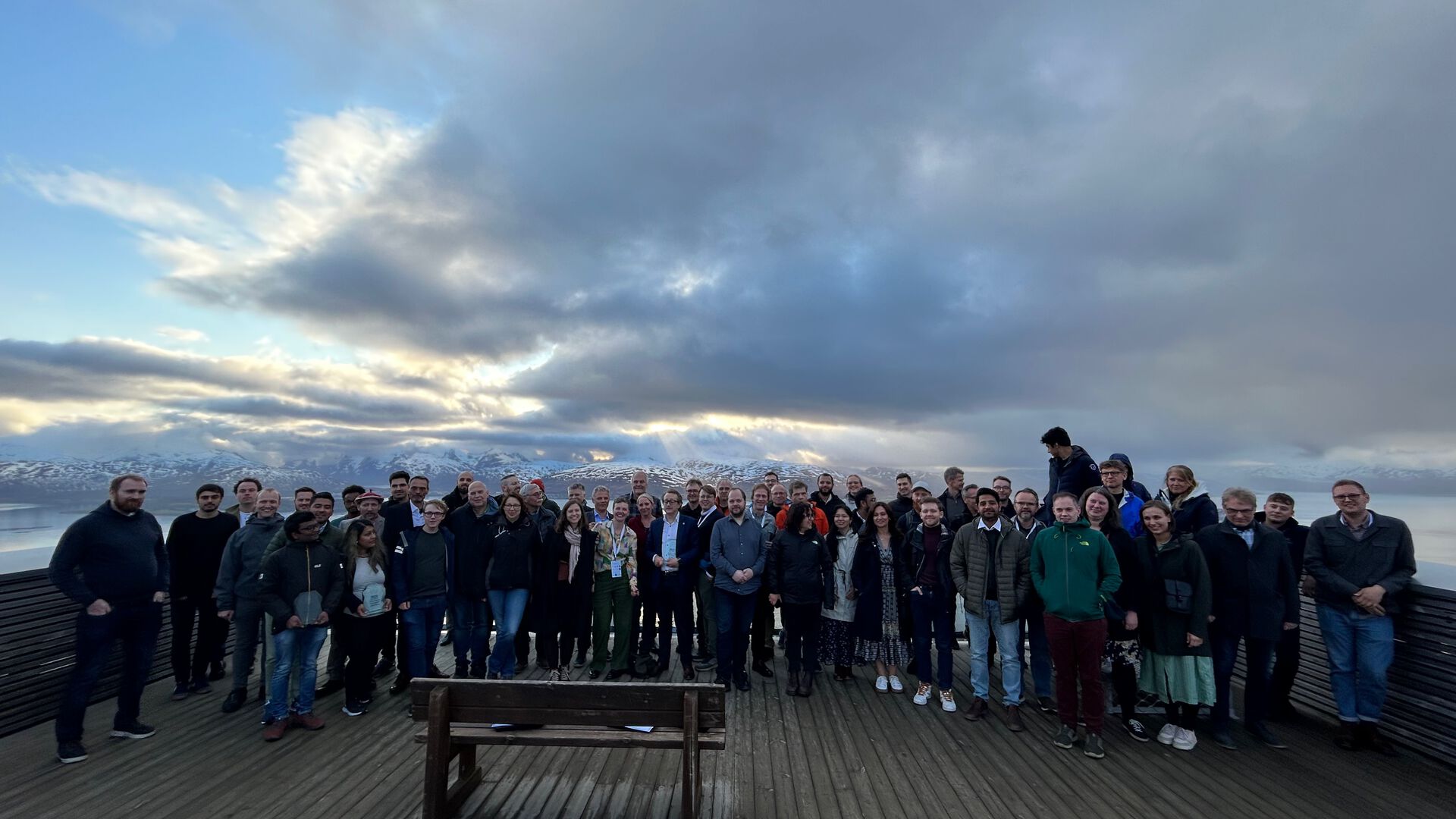 Bildet kan inneholde: fottøy, sky, bukse, himmel, jeans.