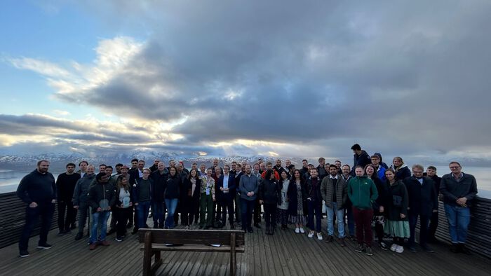 Bildet kan inneholde: fottøy, sky, bukse, himmel, jeans.