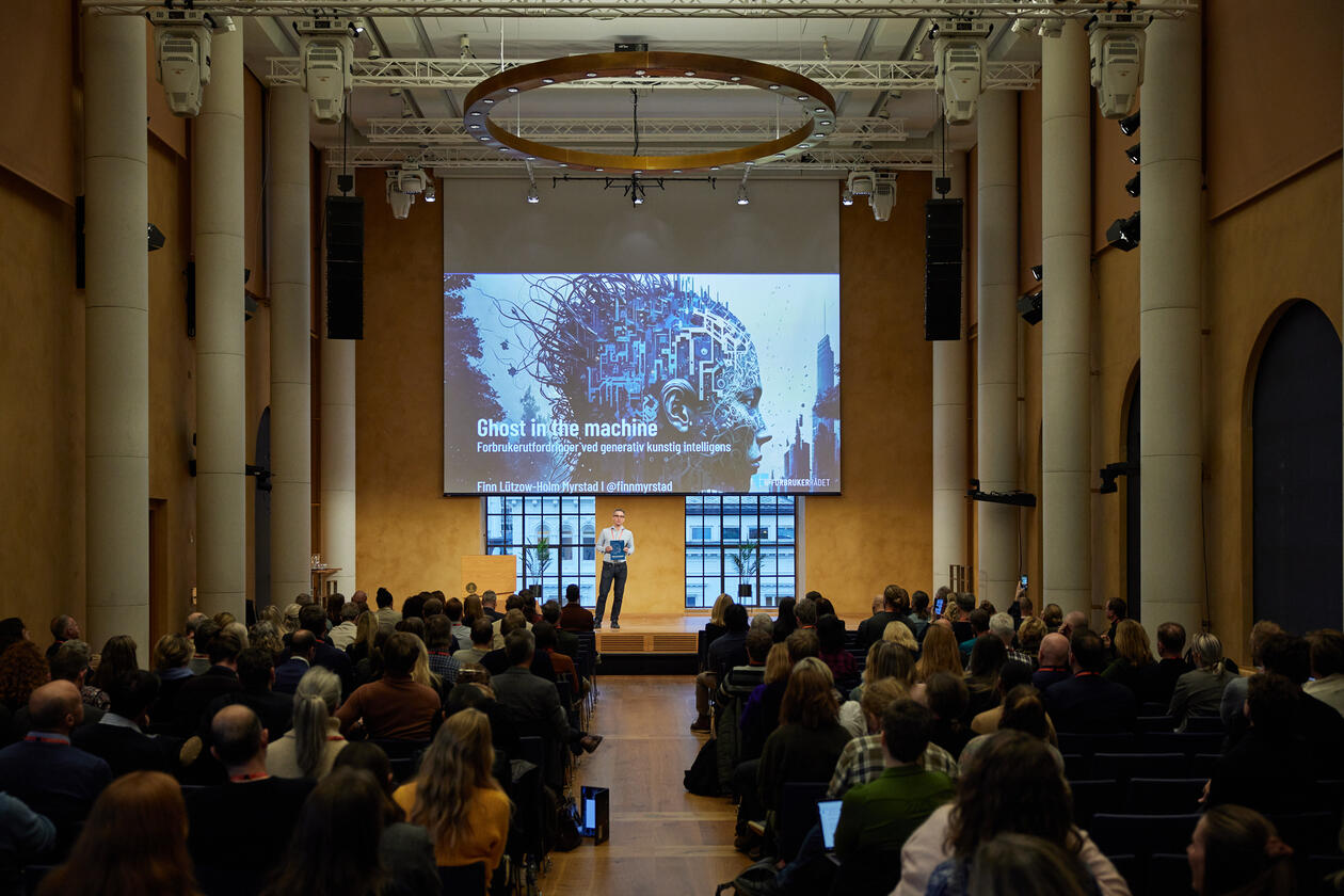 Subject director Finn Lützow-Holm Myrstad of the Consumer Council on stage in the University Hall in Bergen. Photo:Eivind Senneset, UiB