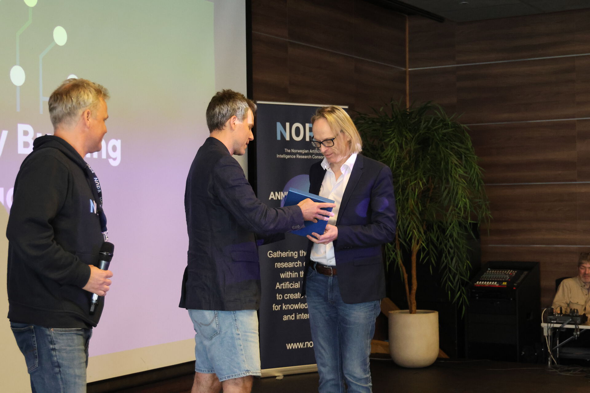 Klas Pettersen and Stefano Nichele had the honour of giving the award to Morten Irgens (right).