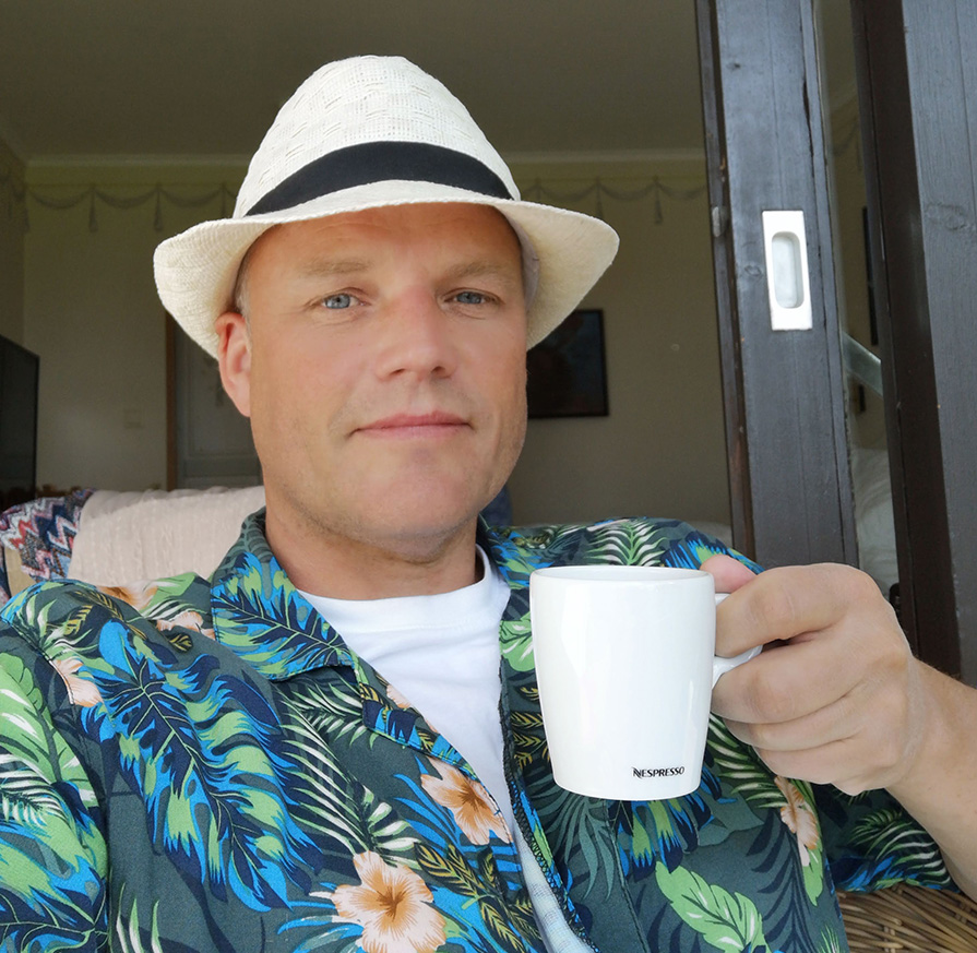 Bildet kan inneholde: har, solhatt, drikkevarer, fedora, drikke.