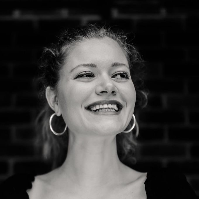 Bildet kan inneholde: person, nese, smil, leppe, øyenbryn.