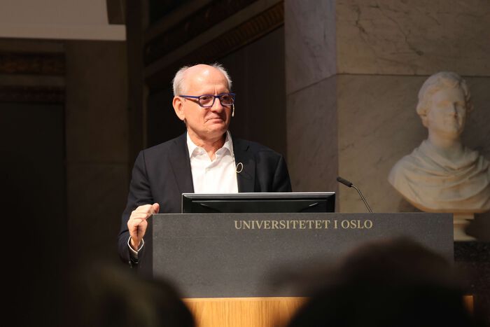 Foto av Stuart Russell som holder foredrag i Universitetets Aula