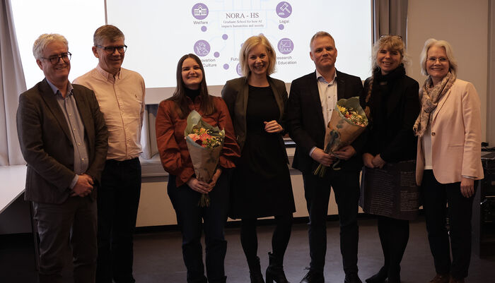Bildet kan inneholde: person, klær, smil, hår, erme.