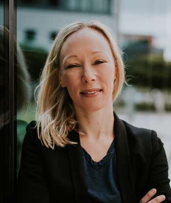 Woman with shoulderlength hair in a dark suit