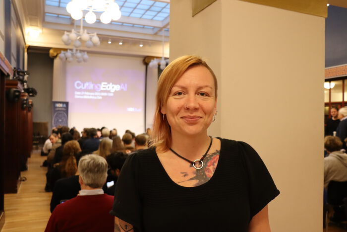 Bildet kan inneholde: smil, gardin, begivenhet, smykker, briller.