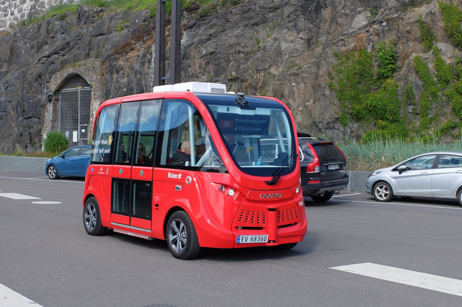 Rød, førerløs buss