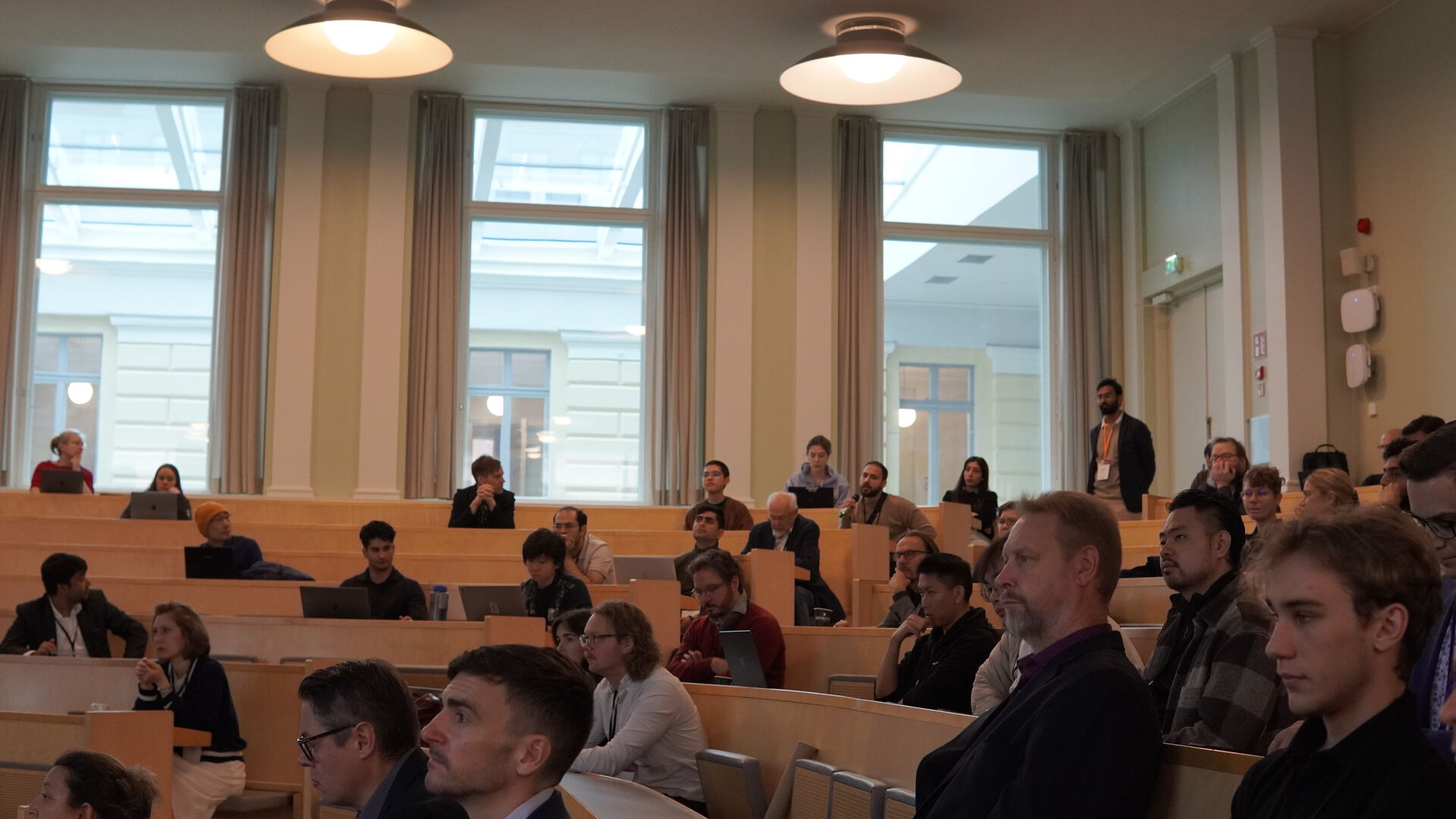 Studenter som sitter på rader