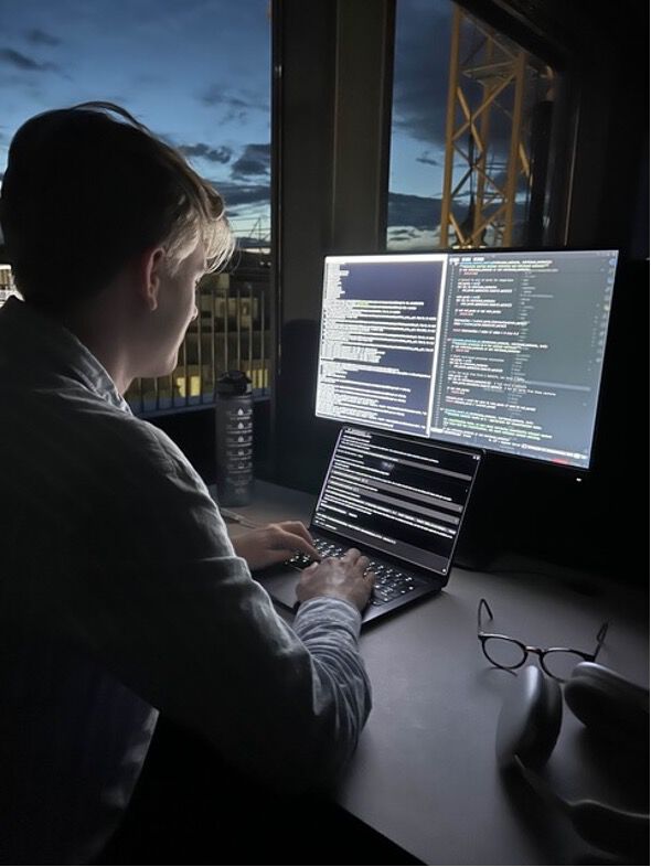 Person foran en dataskjerm i mørket
