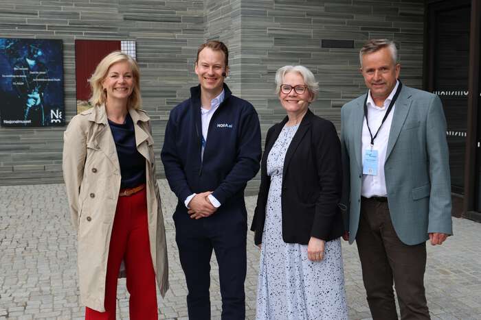To menn og to kvinner foran nasjonalmuseet 