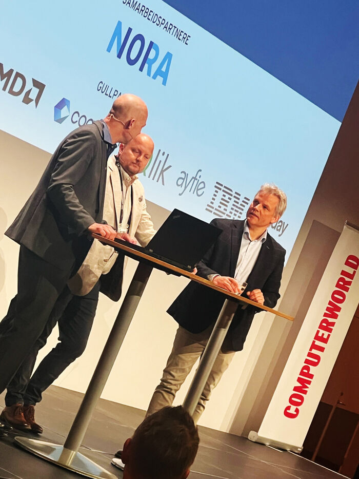 Klas Pettersen med programlederne for Digitaliseringspådden på scenen